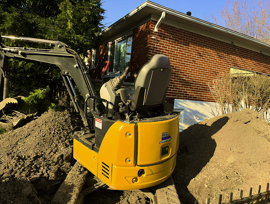 Installation de drain français avec excavation autour d’une fondation résidentielle
