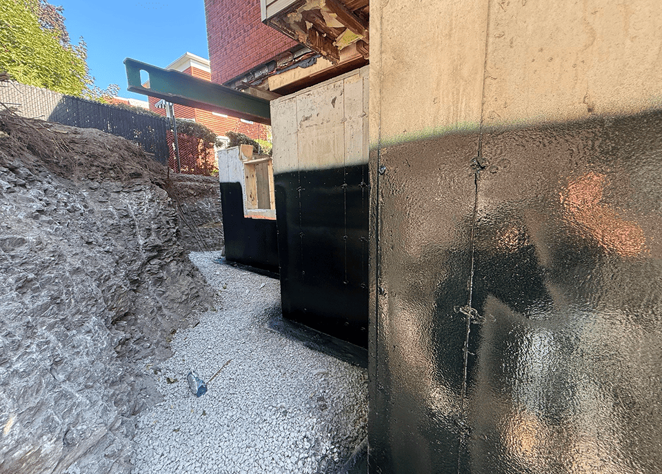 Membrane de polyurea appliquée sur fondation pour étanchéité et imperméabilisation à Montréal
