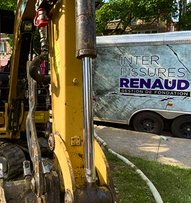 Excavation pour installation de drain français autour d’une maison