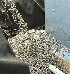 Pose de gravier filtrant et géotextile pour drain français